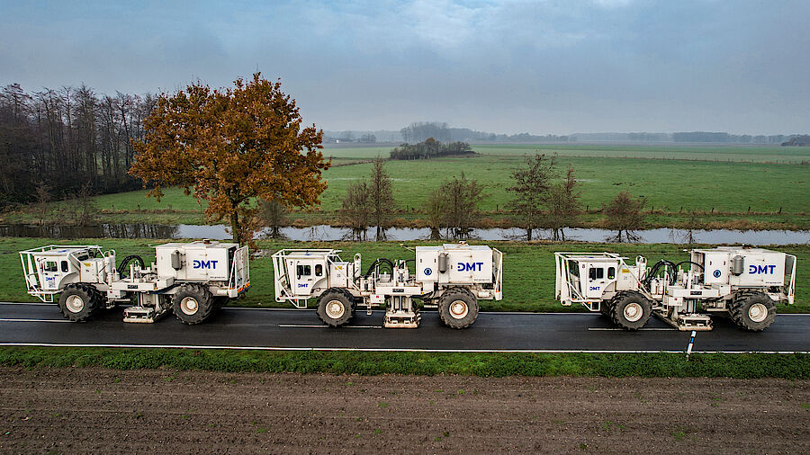 Drei Vibro Trucks bei der Erkundungsseismik von oben